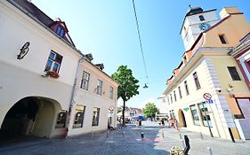 Lovely 2 Bedroom Apartment In Historic City Center